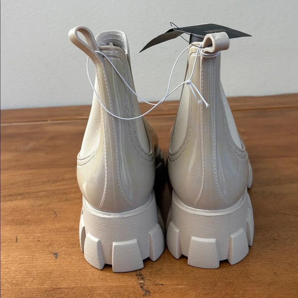 Forever 21 NWT Stylish Cream Chelsea Boots Size 9 - Picture 6 of 14